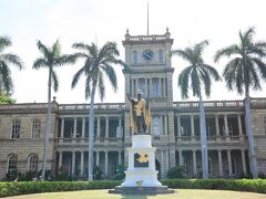 ハワイ州最高裁判所の前に建っている、カメハメハ大王像の記念写真を撮って、次に進みます。