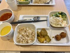 コンフォートホテル高知駅前の朝食からスタート。
昨日はカツオばかり食べていたので、野菜中心の朝食。

サラダはもちろん、根野菜あり、スムージーあり。
ご飯はベジタブルピラフでカツオ生活には優しい朝食だった。