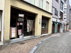 １軒目はひろめ市場からも近い、土佐酒バルさん。

日本酒ゴーアラウンドの開始時間はお店によってバラバラ。
13:00のお店の開始時間に訪問したので、待たずに入店。