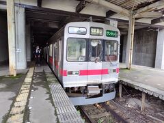 ここから富山までは、富山地方鉄道。
この時間だけロングシートの旧東急の車両でした。