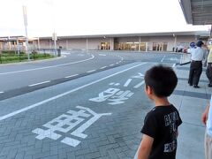 夕食を食べ終え、再び第1ターミナルへ。