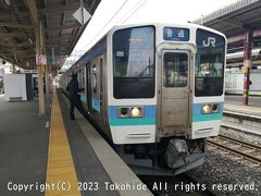 塩尻駅

駅に戻って篠ノ井線信越本線直通の松本行きに乗車します。
乗車したのは長野地区へ転用された211系3000番台N339編成のモハ210-3045です。


塩尻駅：https://www.jreast.co.jp/estation/station/info.aspx?StationCd=774
塩尻駅：https://ja.wikipedia.org/wiki/%E5%A1%A9%E5%B0%BB%E9%A7%85
篠ノ井線：https://ja.wikipedia.org/wiki/%E7%AF%A0%E3%83%8E%E4%BA%95%E7%B7%9A
信越本線：https://ja.wikipedia.org/wiki/%E4%BF%A1%E8%B6%8A%E6%9C%AC%E7%B7%9A
長野地区へ転用：https://ja.wikipedia.org/wiki/%E5%9B%BD%E9%89%84211%E7%B3%BB%E9%9B%BB%E8%BB%8A#%E9%95%B7%E9%87%8E%E5%9C%B0%E5%8C%BA%E3%81%B8%E3%81%AE%E8%BB%A2%E7%94%A8
211系3000番台：https://ja.wikipedia.org/wiki/%E5%9B%BD%E9%89%84211%E7%B3%BB%E9%9B%BB%E8%BB%8A#1000%E3%83%BB3000%E7%95%AA%E5%8F%B0
N339編成：https://raillab.jp/carset/12677
モハ210-3045：https://raillab.jp/car/42698