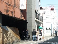 お昼も過ぎて2時ごろの骨付鳥 一鶴 丸亀本店の行列
