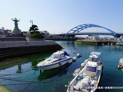 骨付鳥 一鶴 丸亀本店から海辺を散策。
丸亀港＞新堀湛甫親水公園　新堀港　京極大橋　灯籠　太助灯籠　太助燈籠