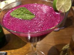 2次会は　ゆき丸
私は初。

隣のドレッドハウス（スタッフ全員ドレッドヘア）から出前のカクテル、ウォッカとフレッシュフルーツだけ。水増しなし。
おいしいけど明らかに度数がヤバい。
そして写真これしか撮ってなかったアホか。

秋刀魚サンバルマタ揚げ、かりかりテンペにサンバルボンコ、その他いろいろ、おいしゅうございました。

初めましての方々とも一緒にテーブルを囲んで楽しいひとときを過ごし、宿に帰った0時前、事件は起こった。

（ゆき丸情報を求めてここにたどり着いた方は以下スルー推奨）

部屋に入って明かりを点けたら、床に何かいる。

仰向けにひっくり返って脚をじたばたさせている・・・黒い・・・あれは・・・アレ？
いやアレにしてはデカい。
でも昔沖縄でこれよりデカいアレを見たことがある。
やっぱアレ？（戦慄）

LINEでMymさんに報告したところ「画像を」とのことなので、なるべく見ないようにして写真撮って送ると「アレかな」との返答。
ああ・・・やっぱり？（絶望）

さっき挨拶を交わしたレセプションに戻り、夜勤スタッフに助けを求めると、警備担当スタッフが殺虫剤を手に来てくれて、アレを回収してくれた。
かなり弱ってたらしく殺虫剤は不要だったみたい。
あー、よかった、夜中でもスタッフがいてくれる宿で。

さて顔洗って歯みがきして寝よ。
バスルームの明かりを点けたら・・・

洗面台の中にアレがいる（泣）
茶色いやつ。
ああ・・・（絶望）

しかしもう1度スタッフを呼びに行くのもためらわれ（今度のは特別デカくもないし）勇気を振り絞って自ら戦いに立ち上がることを決意。
シャンプーのボトルをむんずとつかみ、アレめがけて噴射！！
息の根を止めることに成功しました。

あーめっちゃ疲れたわ（主に精神的に）
お前ら2度と私の目の届く場所に出てくんなよ、どうなるかわかっただろ（強がり）

ビビりながら寝た。