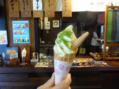 上三之町　中ほどの「茶乃芽」

ホテルから食べ歩き券を３枚頂いて、２枚を使ってこのソフトを食べました。
これが絶品でしたよ。400円です。
店内は椅子席もゆったり配置してあり、外国人が多く利用していました。
この上三之町は外国人、特に欧米人やインド人が多かったです。
多分観光客の７割が外国人・・・です。