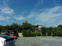次に訪れたのは、先ほど見下ろしたムツヘタの街にあるスヴェティツホヴェリ大聖堂。時刻は10時少し過ぎたところ。