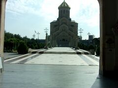 焼きたてほかほかのパンを手持ちのエコバッグにいれながら、歩いた目的地はこちら。

ツミンダサメバ大聖堂。