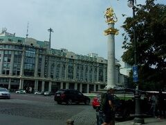 道の両側にあるお店をのぞきながら歩いていたらリバティスクエアに着きました。