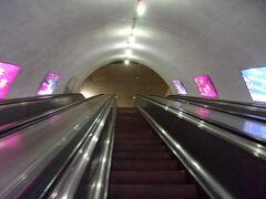 アブラヴァリ駅からメトロに乗ります。

何回乗っても、この高速エスカレーターは苦手です。