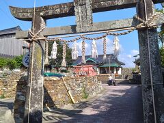 聖母宮
街の端にある由緒ある神社。長崎県なので聖母＝マリア様ではなく、神功皇后のことです。第14代仲哀天皇の皇后/第15代応神天皇の母であり、三韓(朝鮮半島)出兵の際の行宮(あんぐう　仮御所)跡とされます。
西暦200年10月にここで風待ちをして、12月に軍船3270艘を繰り出して船出したことから風本(かざもと)と名付けました。帰路で立ち寄った際に、戦勝を記念して勝本と改名しました。