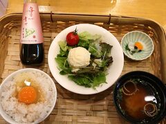 　奈良のうまいものプラザ内にある「農園直送レストラン 古都華」でモーニング440円。御所市のこだわり醤油でいただく新鮮卵かけごはんです。