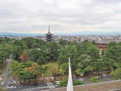 　奈良県庁の屋上から、興福寺の五重塔、中金堂、南円堂が見えました。