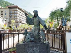 白鷺橋にある「林羅山（はやしらんざん）像」。下呂温泉を「天下の三名泉」の一つだと称した方です。