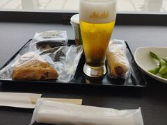 おにぎり、スコーン、生ビールに枝豆、注文すると揚げたての鳥の唐揚げを席まで持ってきてくれます。