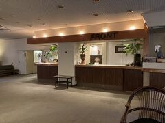 今回の目的地である友家ホテルにやってきた。
チェックインは14時で、私たちは14時ちょっと過ぎに来たのだけれど、その時はちょうどチェックインのお客さん達が重なっていて、私たち夫婦はフロントでチェックイン手続きをしないで、そのまま部屋に案内された。