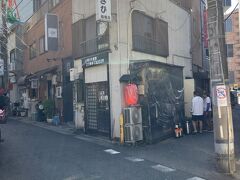 大衆あさひに到着。すでに店外で呑んでる方々も。