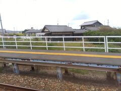 久々原通過。
この列車の通過する向いのホームが、単線時代からあったものです。
現在は、上りホームとして機能しています。