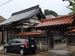 小松駅周辺は多くのお寺が並び、寺町となっています。
松尾芭蕉が小松で宿泊した建聖寺。
