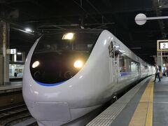 小松駅から金沢駅へ行きます。
金沢大阪の特急「サンダーバード」。
金沢からは名古屋方面へ「しらさぎ」もあり、１時間に２～４本特急列車が発着していますが、それもあと半年。
半年後は特急列車は金沢駅から消えてしまいます。