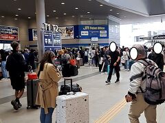 ＰＭ１時４０分。

「関西空港駅」の改札を出ると、海外からの観光客でわやくちゃです。