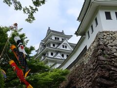 郡上八幡観光の最初に訪れたのが郡上八幡城。駐車場は城山の山頂と麓にありますが、山頂は駐車場が狭く、麓に駐車すると登りが大変です