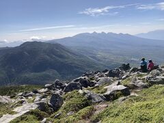 南東側の眺め。
手前に北横岳、その先に南八ヶ岳が見えます。
絶景。