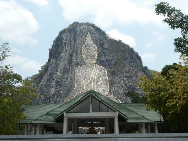 パタヤの郊外に岩山の壁面に大仏様の絵が描かれている場所がある。<br />”ワット・カオシーチャン”と言い高さ130Mもあり、プミポン前国王在位50周年を記念して彫られた巨大な大仏壁画。<br />プミポン前国王はタイ国民に人気があった。