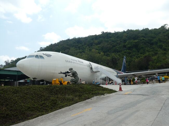 かなり広い駐車場の様な敷地に大小の飛行機が何台か駐機している。<br />こちらは元タイ航空とおぼしきエアバスA330。これがここの一押しの売りの飛行機で中はカフェになっている。