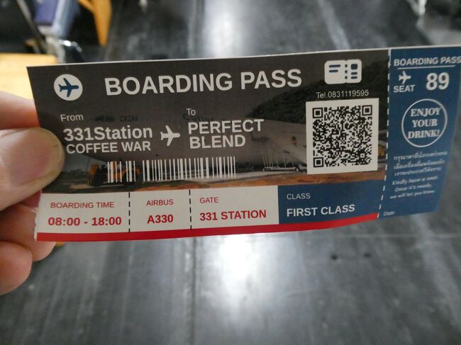 敷地には無料で入れるが飛行機に入るにはこの切符を100バーツ（約400円）で購入する必要があるが、中で好きなドリンク1杯と交換して貰える。
