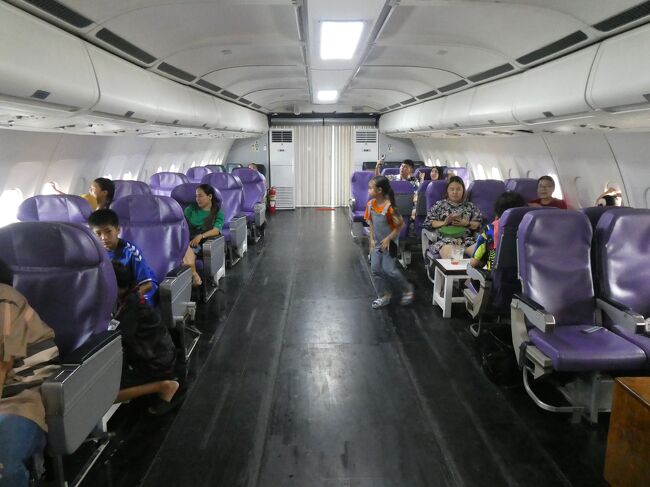 中は場所により色々なシートが色々なレイアウトでアレンジされている。<br />ここはエコノミークラスのシートが置かれているが中央の列が取り払われていて広々している。