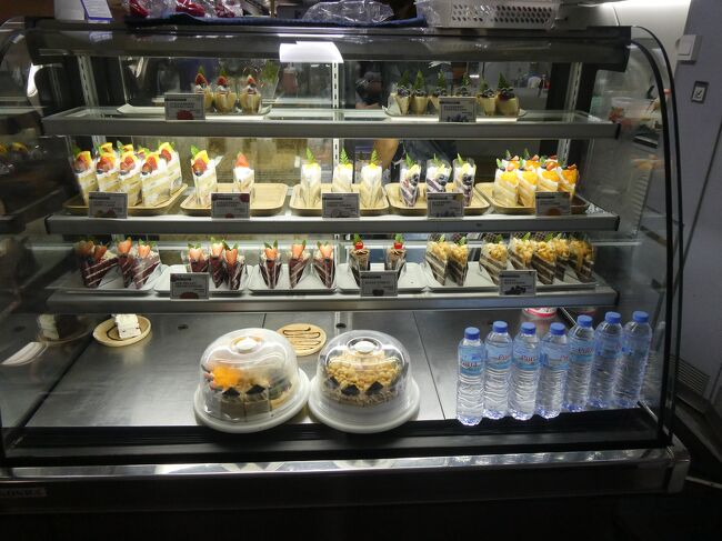 美味しそうなケーキなんかもあり、まんま街のカフェ。