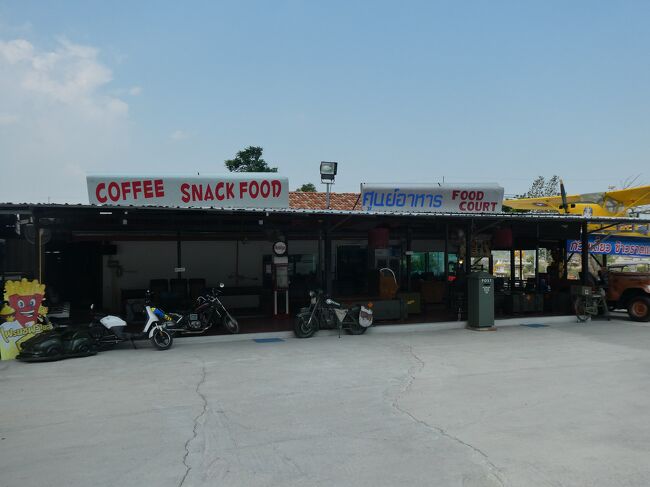 敷地内にあるカフェや食堂。