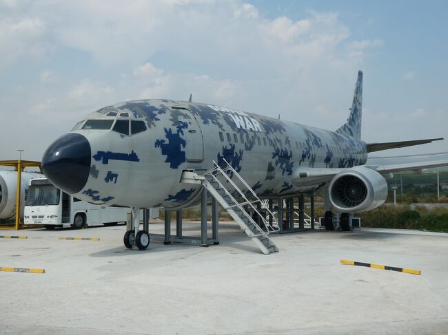 こちらは軍用機風のカラーリングに塗られた737ですね。