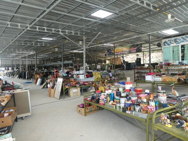 お土産と言うかアンティークと言うか興味ない人にとってはガラクタ売り場？