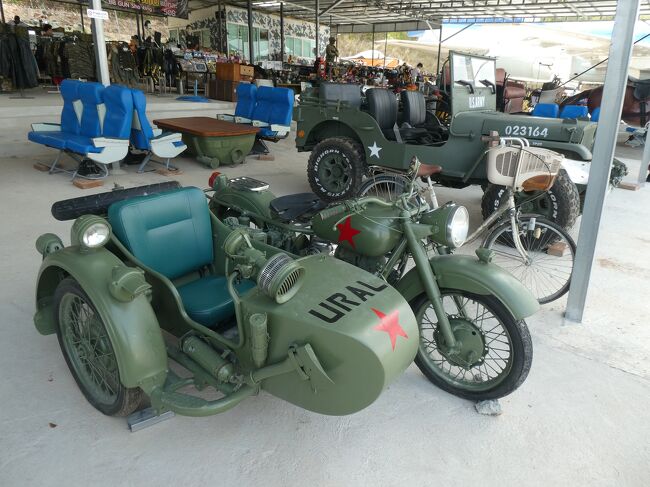 余った飛行機のシートやサイドカーやジープも売り物です。<br />オーナーはどういう人なんでしょう。<br />昨今のタイはこう言う事が出来るお金持ちが沢山いる。