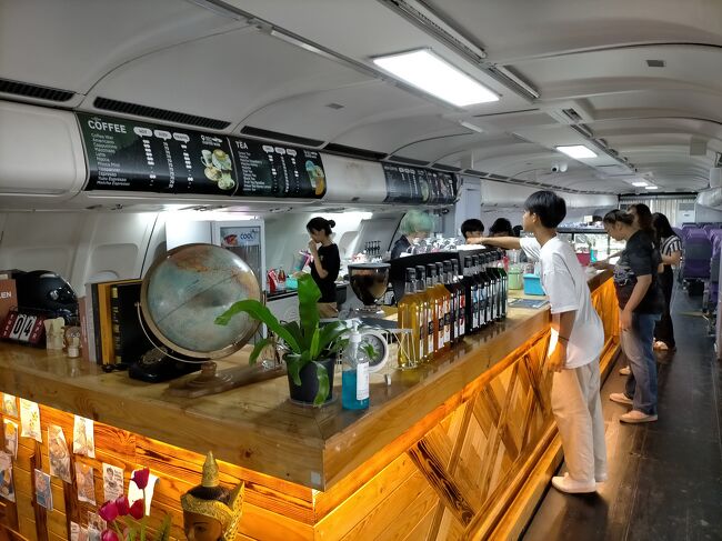 このカウンターで入場券をドリンクに交換して貰う。飲み物の種類によっては追加料金が掛かる。