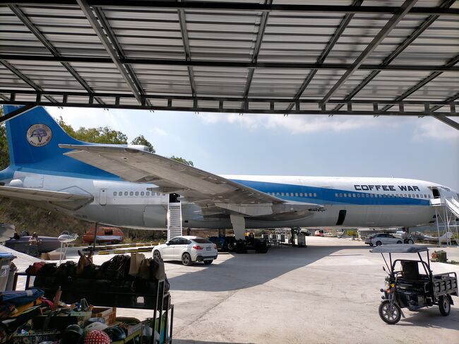 敷地の奥にある大型機は、カラーリングから推測するに全日空のトライスターでは無いでしょうか！懐かし過ぎる。<br />まだ私が幼い頃、TVでCMが盛んに流れていた。<br />精確にはロッキード L-1011 トライスターと言う機材で3発エンジンでマクダネルダグラスのDC１０のライバルだったがDC１０に負けて消滅したらしいけど、DC10も７４７に負けて消滅していった。 