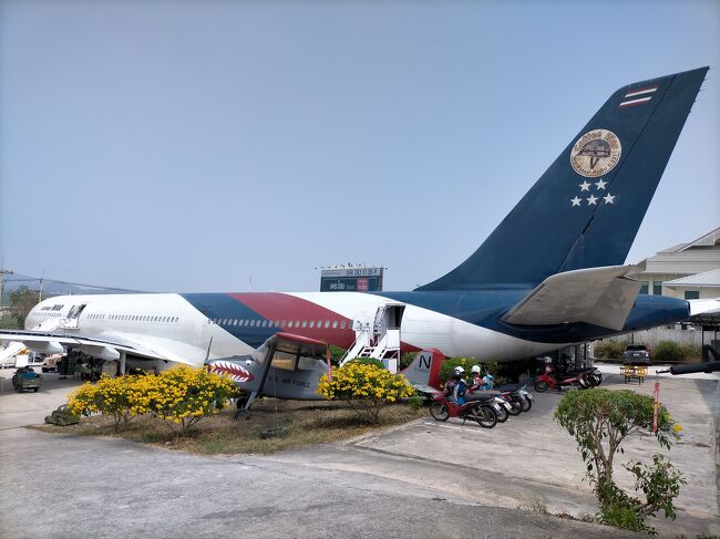写真の飛行機はカラーリングと中にある椅子から元はタイ航空のエアバスA330だと思う。<br />この中がカフェになっている。