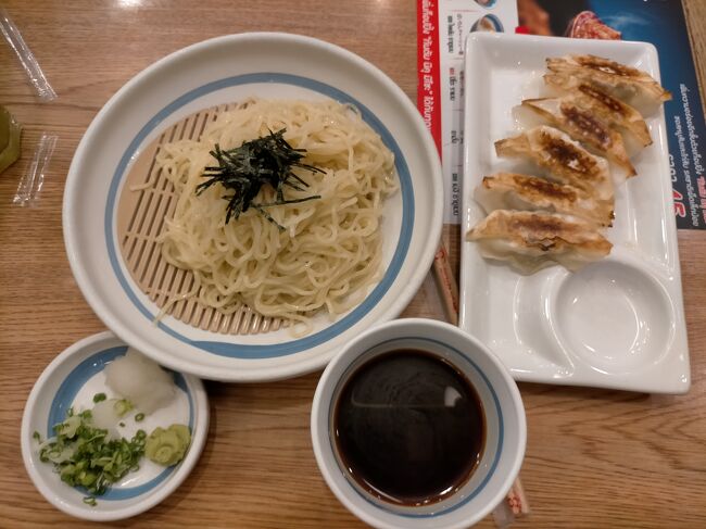 ざるラーメンと餃子。<br />暑いタイにはざるラーメンですな。