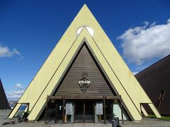 モアイ像の向こうに見える三角形の建物がその隣のフラム号博物館。ここもオスロパスで入場無料。