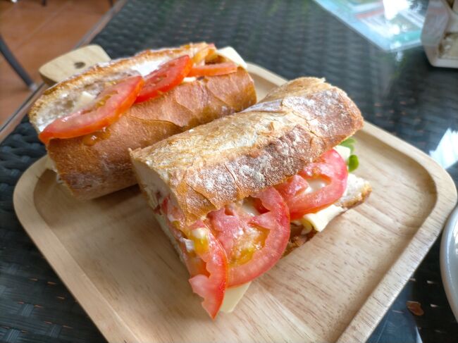 一番美味しいのはバゲット。<br />食べてから郊外にある飛行機カフェに向かいます。