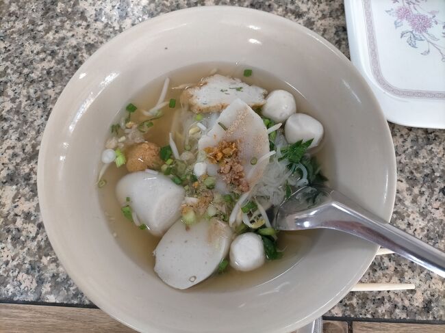 澄んだスープに新鮮な魚のすり身が入っていて美味しいです。