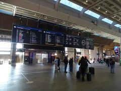 全面デジタルのオスロ中央駅の行先案内板。やっぱりパタパタと回るタイプの方が旅の旅情感があって良い・・・。