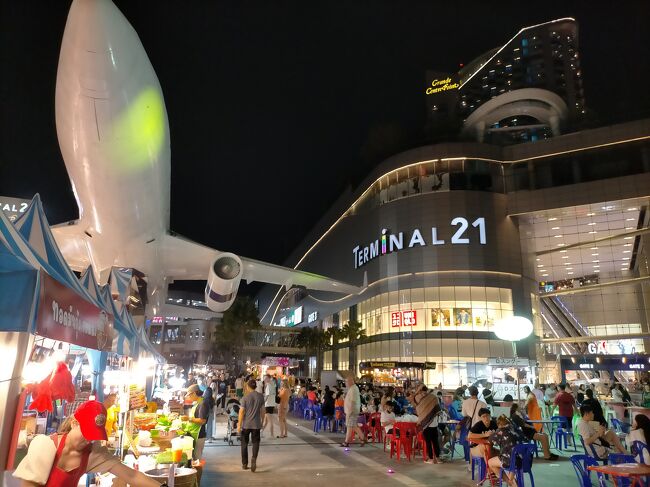夜はパタヤビーチのターミナル２１へ。建物の前の広場は屋台街になっていて盛況だった。