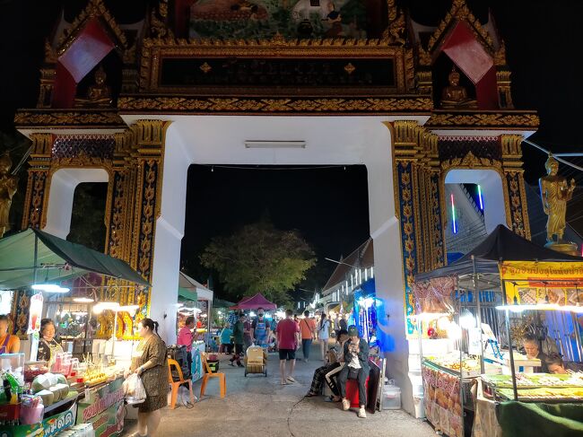 パタヤ市内のお寺のお祭り、屋台がいっぱいだった。