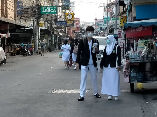 パタヤ市内、ソイブッカオの早朝。<br />このへんの早朝は朝まで飲でいた酔っ払いが多いが、私は早寝して朝早く起きてしまった人です。<br />早朝出勤の看護婦さん達。ご苦労様です！<br />この通りには大きな病院がある。