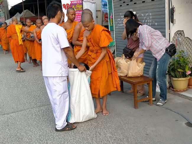 右のご婦人2人はお坊さんに何やら差し上げ袋に一旦入れるのですが、その傍から左の白衣服の人に頂いた物を渡すのです。<br />なんでも直ぐに復路が一杯になってしまうので白い服の人が集めてトラックで運ぶんだとか。何となく儀式化していると感じるのは私だけでしょうか。