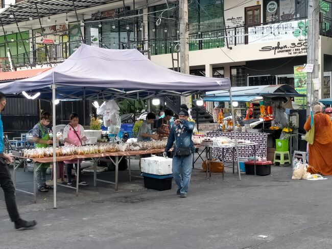 早朝のソイブッカオでは朝食をうるお店が沢山出るのでその見学に来ました。<br />