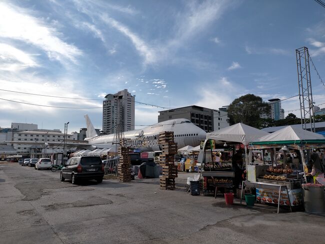 ２NDストリートにあるジャンボが置いて有る屋台村。<br />昼も営業している店があるが、基本夜がメインの営業。
